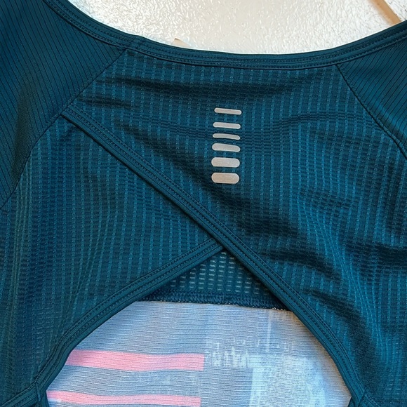 Under Armour • HeatGear Active Geometric Top • Women's size Small S - Picture 7 of 12